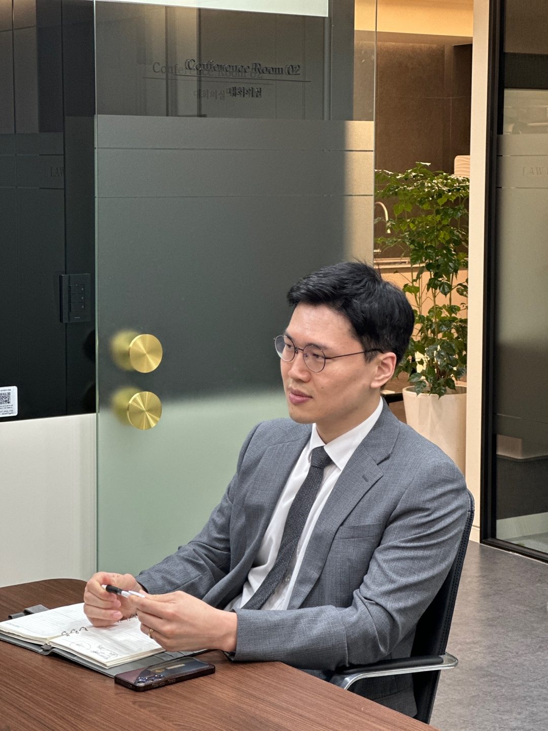 회의실에서 상담 중인 김진배 변호사