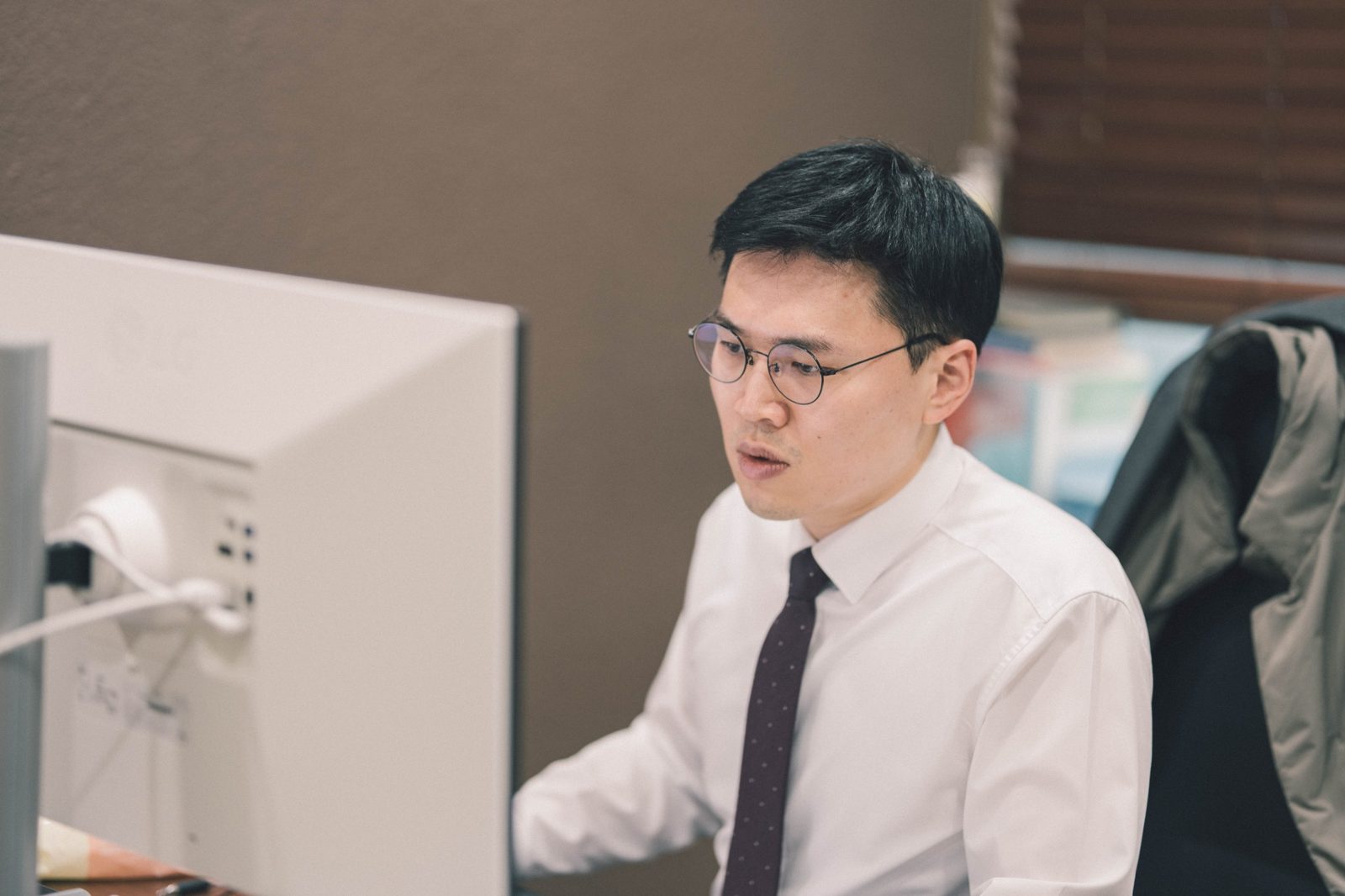 사건 기록을 검토하는 김진배 변호사